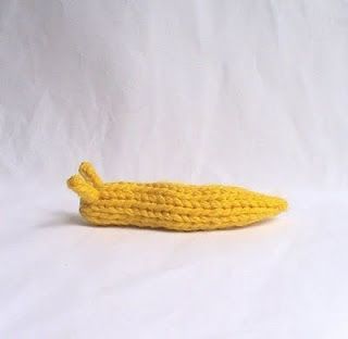 I really need a crocheted banana slug...actually I DO need this lil sluggie Banana Slug Crochet Pattern, Banana Slug Crochet, Crochet Banana Slug, Crochet Slug Pattern Free, Crochet Slug, Slug Crochet, Easy Handmade Toys, Banana Slugs, Banana Slug