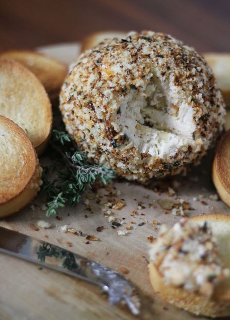 French Onion Cheese Ball Onion Cheese Ball, Make Ahead Christmas Appetizers, Cheese Ball Recipe, New Year's Eve Appetizers, Easy Cheese, Cheese Ball Recipes, Cheese Balls, Cracker Recipes, Thanksgiving Appetizers