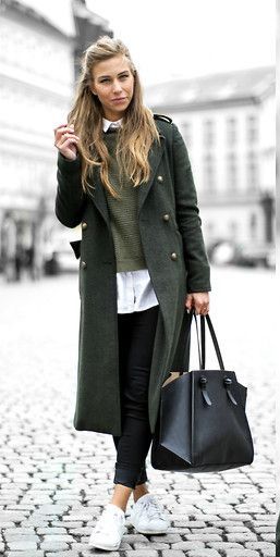 Casual Work Outfits Flat Shoes, Hunter Green Womens Outfit, Olive Peacoat Outfit, Winter Green Dress Outfit, Outfit 40 Anni, Olive Green Coat Outfit Winter, Green Coat Outfit Winter, Outfit Theater, Viral Makeup