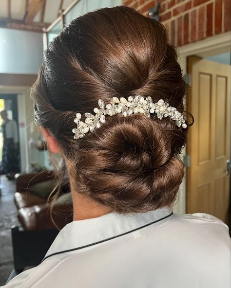 10 Bridal Updo Ideas 1. Messy French Pleat 2. Twisted Low Updo 3. Clean Low Updo 4. Soft Textured Low Bun with Tendrils 5. Messy Midi Bun 6. Messy Low Bun with Braids 7. Soft Textured Low Bun 8. High Pile on Natural Waves 9. Textured Low Chignon 10. Modern High Updo Let me know your favourite number in the comments! ————————————- #essexhairstylist #londonhairstylist #bridalhairessex #bridalhairlondon #weddinghairessex #weddinghairlondon #modernbridalhair #modernbrides #essexbri... Bun With Tendrils, Midi Bun, Low Bun With Braids, Textured Low Bun, Bun With Braids, Messy Low Bun, High Updo, Updo Ideas, Low Updo