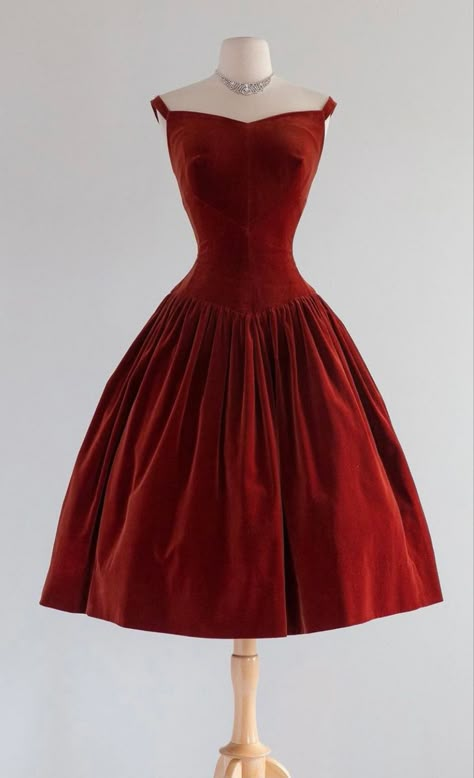 1950s Gowns Evening Dresses, Red Vintage Lace Dress, Red Vintage Dresses, 1950s Red Dress, 80s Cocktail Dress, Bridesmaid Dresses Ideas, Velvet Christmas Dress, Vintage Red Dress, Long Gowns