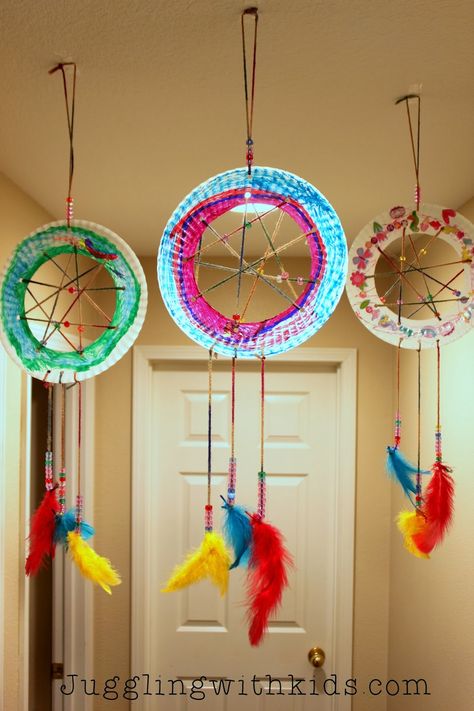 Make these beautiful paper plate dream catchers with your children to whisk away all their bad dreams.  #jugglingwithkids Dream Catcher For Kids, Dream Catcher Art, Dream Catcher Craft, Feather Crafts, Paper Plate Crafts, Plate Crafts, Craft Club, Beautiful Paper, Camping Crafts