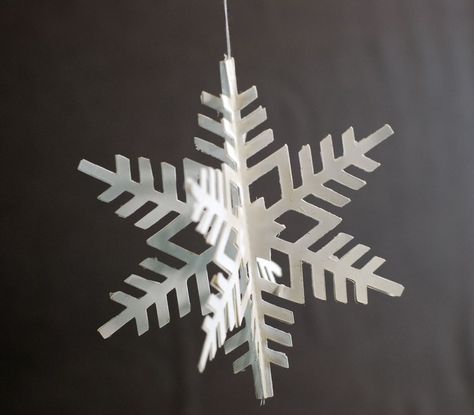 Paper Ornaments Diy, Foam Christmas Ornaments, 3d Paper Snowflakes, Diy Christmas Snowflakes, Christmas Paper Craft, Snowflake Cutouts, 3d Snowflakes, Paper Angel, Snowflake Template