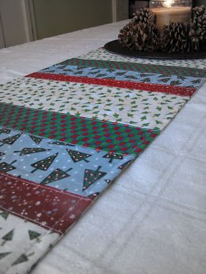 This looks simple and cute—no binding! Creative Stitching, Quilted Table Runners Christmas, Christmas Quilting Projects, Table Runner Tutorial, Crochet Placemat Patterns, Quilted Placemats, Christmas Sewing Projects, Holiday Table Runner, Quilted Table Runners Patterns