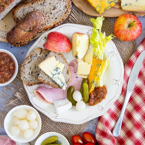 How to Make a Ploughman's Lunch Ploughmans Platter, Weekend Lunch Ideas, Ploughman's Lunch, Beef Wellington Bites, Australian Recipes, Ploughmans Lunch, Irish Foods, Cultural Foods, Saturday Lunch