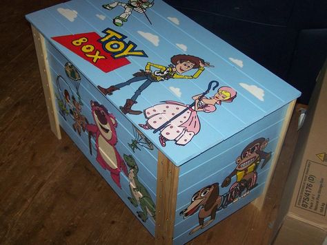 Toy Story Top view of our beautiful hand drawn and painted toy box #crafts #toystory www.drawn4you.co.uk Toy Story Toy Box Diy, Toy Box Paint Ideas, Toy Box Painting Ideas, Toy Story Playroom Ideas, Toy Story Room Ideas, Painted Toy Box Ideas, Box Paint Ideas, Painted Toy Chest, Toy Story Bedroom