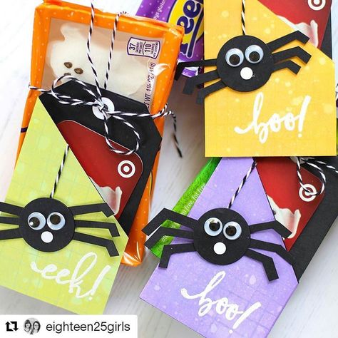 These Halloween Gift Card holders from @rightathome are just the cutest!!! And who doesn't love a fun paper craft? Find the how-to on eighteen25.com!! @eighteen25girls Gift Card Tags, Spider Card, Diy Halloween Gifts, Halloween Gift Bags, Cards Halloween, Charlotte's Web, Gift Card Holders, Diy Labels, Halloween Tags