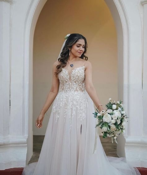 Marriage Pics, Christian Bridal Saree, Christian Bride, Indian Bridesmaid Dresses, Aesthetic Medicine, Artificial Bouquet, Dresses Simple, Christian Wedding, Classy Dress Outfits