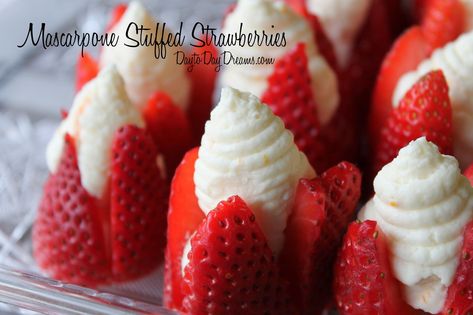 Mascarpone Stuffed Strawberries #recipe #mascarpone #dessert Marscapone Strawberry Recipes, Spinach Bites, Easy Fruit Dip, Stuffed Strawberries, Mascarpone Dessert, Delish Desserts, Sweet Dips, Holiday Sweets, Party Picks