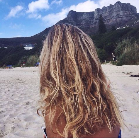 Hawaii Hair Color, Surf Hair Blonde, Surfer Highlights, Blonde Surfer Hair, Surfer Blonde Hair, Blonde Beachy Hair, Surf Girl Hair, Beachy Highlights, Curly Beach Hair