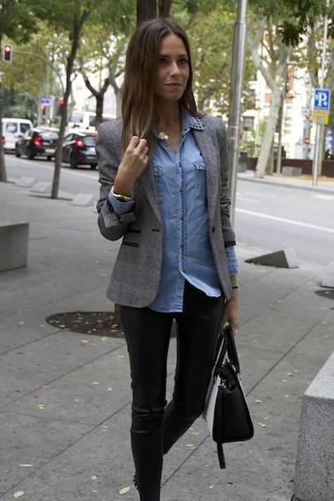 Lista para esa reunión de trabajo: camisa de denim, blazer gris, leggings tipo cuero y un buen bolso. | 18 Looks ideales para las chicas que son felices usando leggings negros Outfit Con Blazer Gris Casual, Outfit Saco Gris, Gray Blazer Outfit Women, Grey Blazer Outfit, Look Working Girl, Summer Office Outfits, Looks Jeans, Blazer Outfits For Women, Ladies Day Dresses