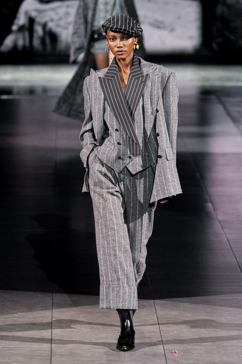 Dolce & Gabbana Herbst/Winter 2020-2021 Ready-to-Wear - Kollektion | Vogue Germany Jeans Trend, Woman Suit Fashion, Milano Fashion Week, Outfit Trends, Dolce E Gabbana, Vogue Fashion, Fashion Show Collection, Suit Fashion, Mode Inspiration