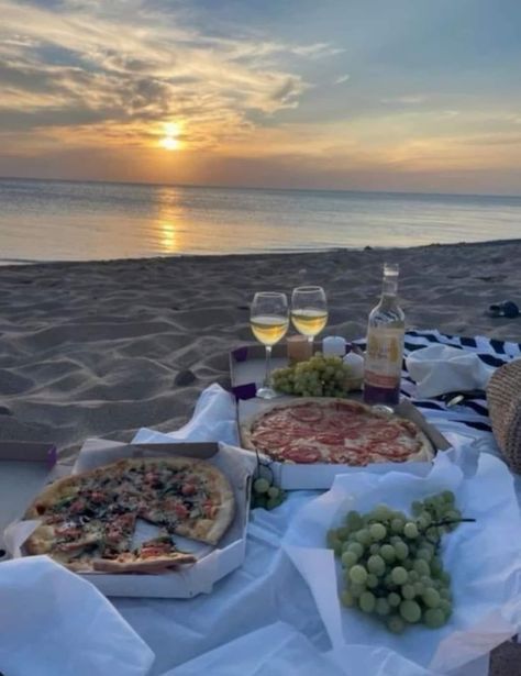 Beach Picnic Foods, Couples Movie Night, Picnic Date Food, Couples Dinner, Sunset Beach Pictures, Seaside Restaurant, Dream Dates, Italian Aesthetic, Picnic Inspiration