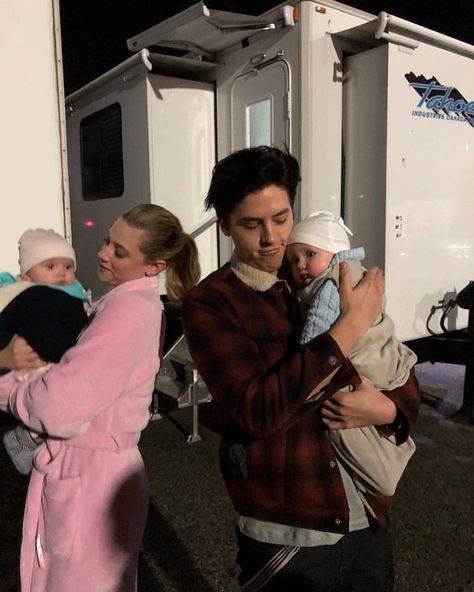 an old pic of Cole and Lili holding babies in the set of Riverdale (posting again cause of the better quality) @juggysbprouse via… Riverdale Netflix, Riverdale Betty And Jughead, Riverdale Poster, Cole Sprouse Funny, Lili Reinhart And Cole Sprouse, Cole Spouse, Riverdale Cw, Cole M Sprouse, Riverdale Betty