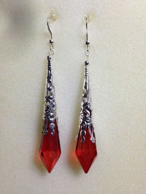 Vampire Earrings Aesthetic, Red Crystal Earrings, Vampire Aesthetic Jewelry, Black And Red Accessories, Vampire Aesthetic Outfit Woman, Vampiric Jewelry, Vampire Jewelry Aesthetic, Vampire Aesthetic Clothes, Red Earrings Aesthetic