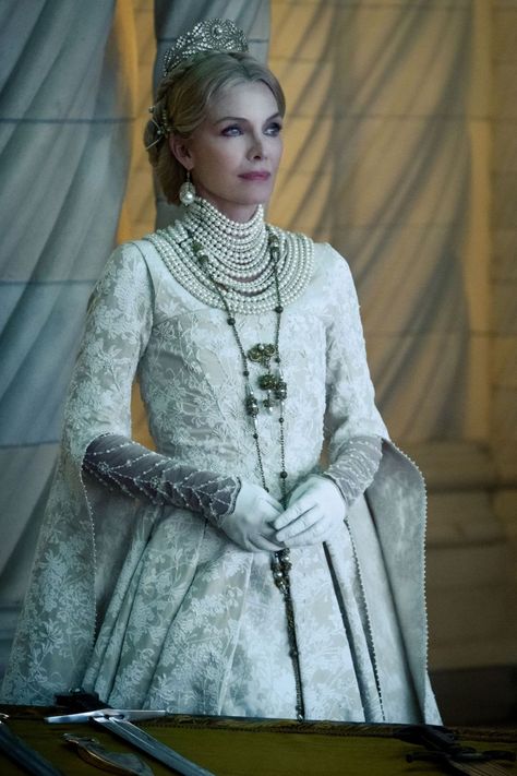 Michelle Pfeiffer in Maleficent: Mistress of Evil (2019) Queen Ingrith, Maleficent Mistress Of Evil, Maleficent 2, Maleficent Movie, Mistress Of Evil, Danny Zuko, Elizabeth Mcgovern, Juno Temple, Isabella Rossellini