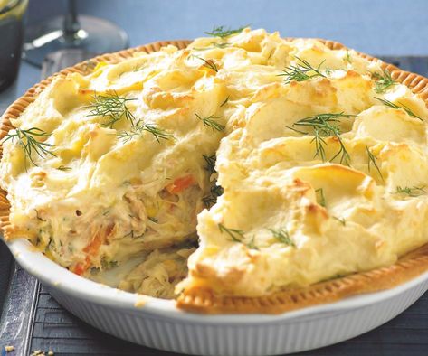 This tuna shepherd's pie by recipes+ is the perfect dinner option when your cupboard is bare, but for some frozen mixed veg, canned tuna and a couple of sheets of frozen pastry. Tinned Tuna Recipes, Tuna Pie, Tuna Bake, Tuna Dishes, Recipes Chili, Tuna Pasta Bake, Canned Tuna Recipes, Shepherds Pie Recipe, Fish Pie