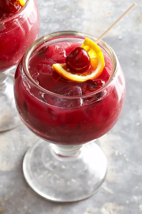 15 Homemade Fresh Sangria Recipes to Enjoy All Year Long Cherry Sangria, Best Sangria Recipe, Orange Sangria, Homemade Sangria, Strawberry Sangria, Cherry Syrup, Peach Sangria, Red Sangria, Freshly Squeezed Orange Juice