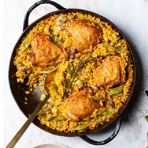 Paella Valenciana Valenciana Recipe, Chicken Paella, Cranberry Beans, Paella Valenciana, Chicken And Cabbage, Paella Recipe, Skillet Dinners, Plum Tomatoes, Healthy Chicken