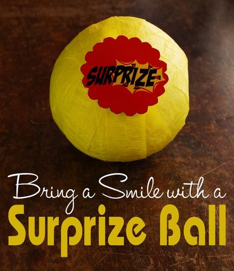 How to Make a Surprise Ball for Gifting or an Invitation Ball Invitation, Surprise Ball, Crepe Paper Streamers, Paper Streamers, Paper Balls, Ideas Hogar, Small Toys, Party Details, Send Gift