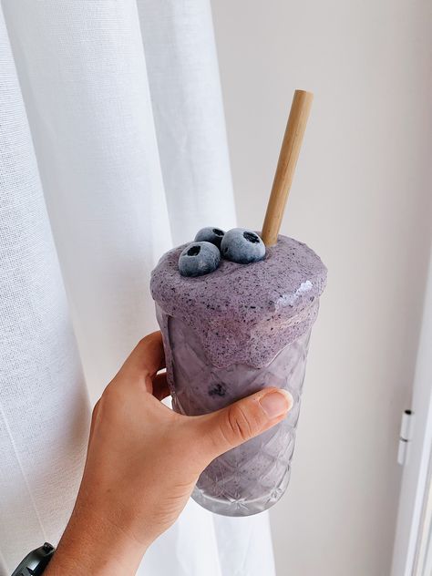 Blueberry Smoothie Aesthetic, Blueberry Protein Smoothie, Comidas Aesthetic, Green Machine Smoothie, Blueberry Muffin Smoothie, Zdrava Hrana, Sugar Free Peanut Butter, Purple Food, Smoothies Recipes