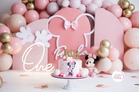 Minnie Mouse Pink Cake Smash, Minnie Table Decorations, Minnie Mouse Background Birthday, Mickey And Minnie Mouse Themed Birthday Party, Minnie Mouse Cake Smash Photography, Minnie Smash Cake, Minnie Mouse Smash Cake 1st Birthdays, Minnie Mouse Birthday Photoshoot, Pastel Minnie Mouse Party