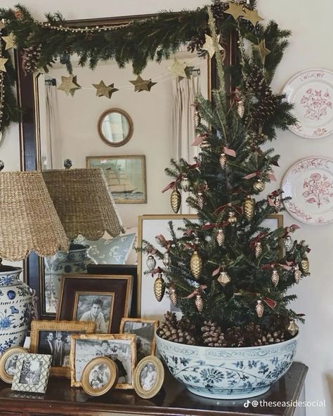 Tessa Foley Instagram, Tessa Foley, Affordable Christmas Decor, Christmas Decor Trends, Christmas Decor Inspiration, Cottage Christmas, Christmas Mantel Decorations, Christmas Interiors, Christmas Time Is Here