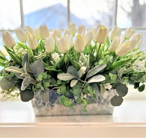 Tulip Centerpiece Simple, Dining Centerpiece Ideas, Spring Table Centerpieces, Tulip Arrangement, Tulip Centerpiece, Dining Centerpiece, Tulips Arrangement, Easter Arrangement, Colorful Arrangements