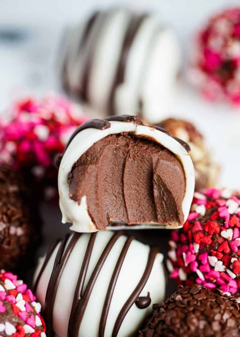 Easy Chocolate Truffles - Made with only 3 ingredients and are smooth, creamy and seriously divine. The perfect festive and decadent treat to make for your Valentine! Homemade Chocolate Truffles, Easy Truffles, Homemade Truffles, Chocolate Truffles Recipe Easy, Candy Truffles, Candy Recipes Homemade, Truffle Recipe Chocolate, Gateaux Cake, Truffle Recipe