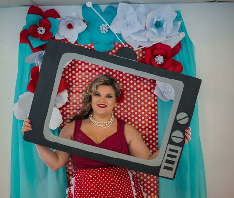 50's themed bridal shower. Flower wall. Bridal Shower Flower Wall, Pin Up Party, 50s Theme Parties, Retro Bridal Showers, Sock Hop Party, 80s Party Decorations, 60s Party, Rock N Roll Party, Themed Bridal Shower