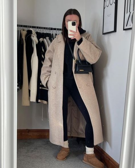 Light Brown Coat Outfit, Long Beige Coat Outfit, Long Brown Coat Outfit, Low Uggs Outfit, Beige Coat Outfit, Brown Coat Outfit, Long Beige Coat, Boston Outfits, Khakis Outfit