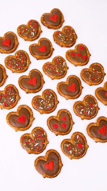 Pretzel Hearts Valentine Treats, Pretzel Chocolate Hearts, Valentine Chocolate Pretzels, Valentines Pretzels Ideas, Valentine Pretzel Treats, Heart Shaped Pretzels, Mini Chocolate Covered Pretzels, Heartstopper Snacks, Valentine’s Day Snack Ideas