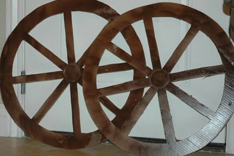 Cardboard wheels. or maybe plywood/OSB or even Styrofoam>>> Bush Dance, Barnyard Vbs, Oklahoma Musical, Homemade Decorations, Wild West Theme, Wild West Party, Western Dance, Wagon Wheels, Fest Temaer