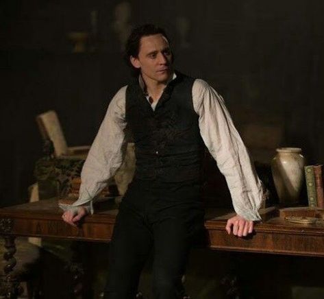 Dark Academia Men, Medieval Clothing Men, Thomas Sharpe, Poet Shirt, Crimson Peak, Period Movies, Thomas William Hiddleston, Medieval Clothing, Loki Laufeyson