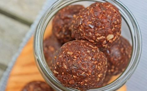 These chocolate fat bombs are great energy boosters for those on a low-carb or… Coconut Mana, Mct Oil Recipes, Lchf Snacks, Cookie Balls, Peppermint Extract, Peppermint Chocolate, Food Keto, Coffee Ingredients, Fat Bomb