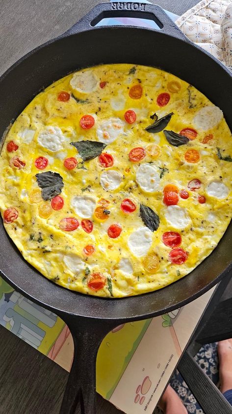 Caprese egg frittata Pizza Frittata, Egg White Frittata, Egg Tortilla, Tortilla Bake, Egg Frittata, Egg Pizza, Egg White, Fresh Mozzarella, Fresh Basil