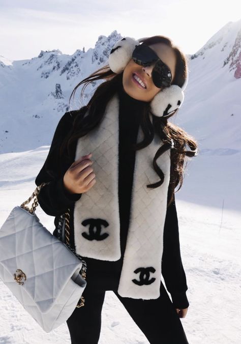 📸: @lornaluxe courchevel, rhone-alpes, france Mode Au Ski, Colorado Fashion, Ski Outfit, Snow Fashion, Snow Outfit, Skiing Outfit, Handbags Casual, Instagrammer, Fashion Today