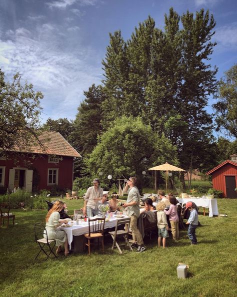 my scandinavian home: A Charming and idyllic Swedish Country Home in Summertime Swedish Country House, Homemaking Skills, Swedish Cottage, Scandinavian Lifestyle, Farm Lifestyle, Swedish House, Country Lifestyle, Summer Cottage, Slow Life