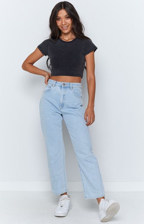 Cropped Tee Outfit, Mom Jeans Outfit Summer, Latest Crop Tops, Mom Jeans Outfit, Crop Tops Online, Hacks Clothes, Fashion Hacks, Girls Wardrobe, Tee Outfit