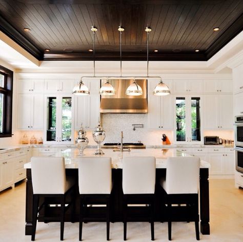 Black and white kitchen, wood ceiling Beams In Tray Ceiling, Interior Trim Ideas, Dark Ceiling, Fabulous Kitchens, Pretty Kitchen, Kitchen Ceiling, Kitchen Ceiling Lights, Classic Kitchen, Gorgeous Kitchens