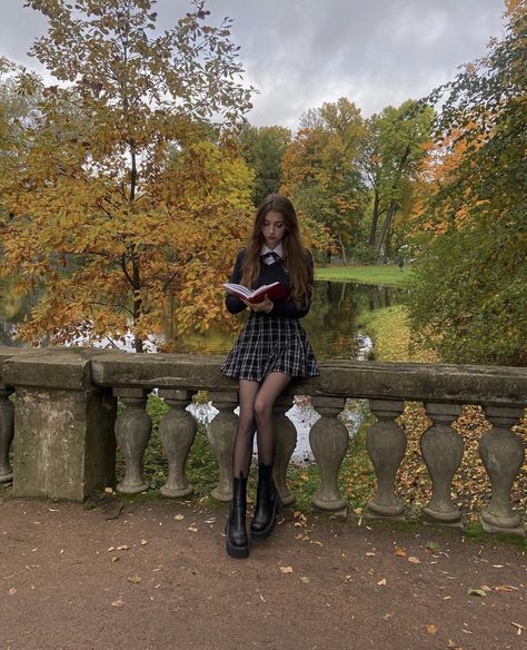 Studera Motivation, Neue Outfits, Foto Poses, Reading A Book, Rory Gilmore, American Beauty, Autumn Cozy, Autumn Aesthetic, Autumn Outfit