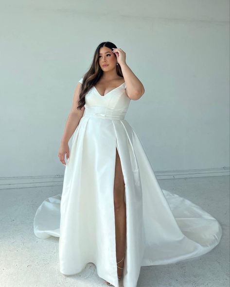 Plus Size Mikado Wedding Dress, Modern Minimalist Wedding Gown Plus Size, Classic Wedding Dress Plus Size, Wedding Dress Mid Size Bride, Wedding Dress For Chubby Brides, Simple Wedding Dress For Curvy Bride, Satin Wedding Dress Plus Size, Curvy Bride Wedding Dress, Mid Size Bride