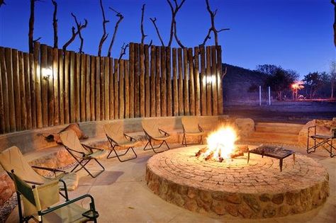 Game Lodge Decor, Diy Fire Pit Ideas, Outside Fireplace, Fire Pit Ideas, Outdoor Fire Pit Designs, Fire Pots, Fire Pit Ring, Game Lodge, Fire Pit Area