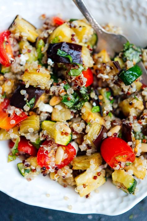 Roasted Summer Vegetables, Cookie Salad, Salad Quinoa, Mediterranean Quinoa, Mediterranean Quinoa Salad, Resep Salad, Quinoa Salad Recipes, Summer Vegetable, Corn Salads