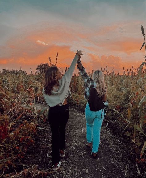 Cute Fall Best Friend Pictures, Fall Photo Shoot Best Friends, Fall Pictures With Best Friend, Bestie Fall Photoshoot, Fall Bestie Photoshoot, Friends Fall Photoshoot, Fall Best Friend Photoshoot, Fall Besties, Besties Photoshoot