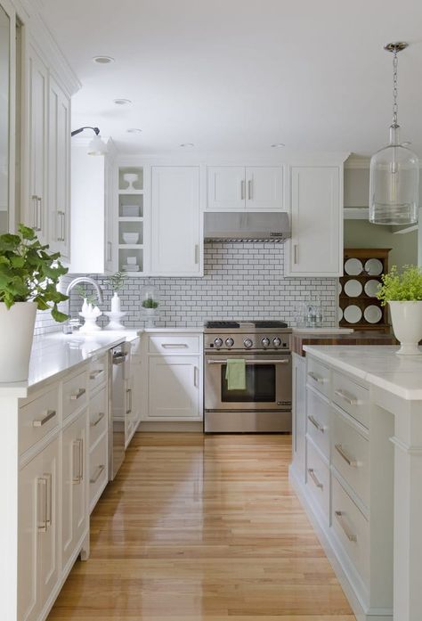 10 Favorite Kitchens from New England Design Work New England Kitchen Design, Affordable Farmhouse Kitchen, England Kitchen, New England Kitchen, Farmhouse Kitchen Cabinets, Farmhouse Kitchen Design, Kitchen Cabinets Makeover, Kitchen And Bath Design, Cabinet Makeover