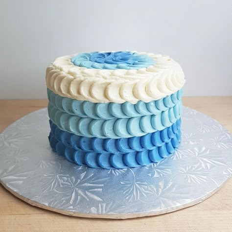 Smash cake Blue ombre Blue And White Smash Cake, Blue Smash Cake Boy, Ocean Smash Cake, Blue Ombre Cake Birthdays, First Birthday Cake Blue, Blue Ombre Smash Cake, Ombre Smash Cake, Blue Smash Cake, Baby Boy Smash Cake