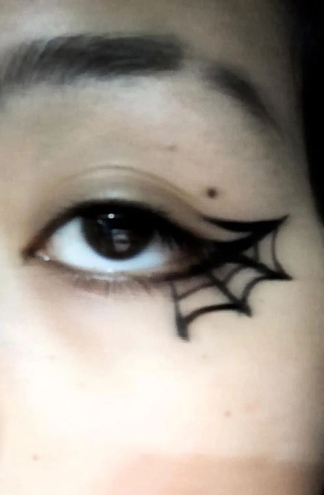 Spider Make Up Eye Makeup, Face Paint Spider Web, Venom Inspired Makeup, Spider Web Eyeliner Easy, Spiderweb Eyeliner Tutorial, Spider Lips Makeup, Spider Web Liner, Venom Makeup Female, Simple Spooky Makeup