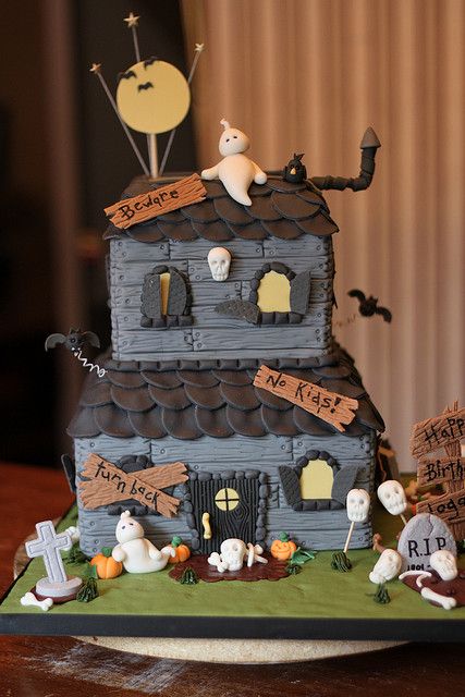 Haunted House cake by Andrea's SweetCakes, via Flickr #orgasmafoodie #ohfoodie #foodie #foodielove #foodielover #cake #cakes #cakelove #cakelover #charactercakes Haunted House Cake, Halloween Gingerbread House, Halloween Torte, Pasteles Halloween, Postres Halloween, House Cake, Halloween Baking, Gateaux Cake, Birthday Halloween Party