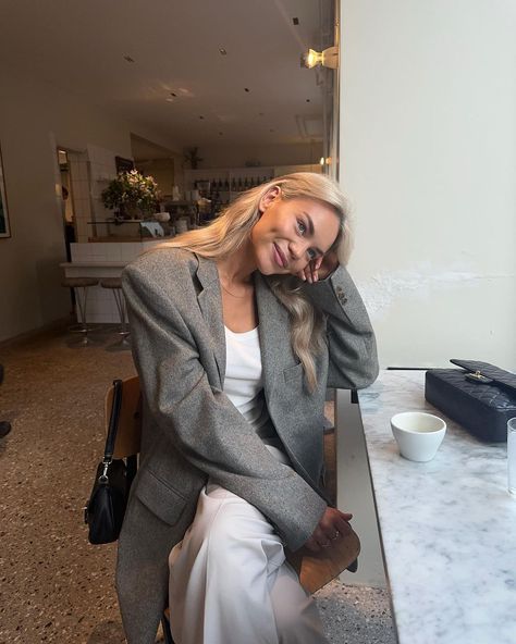 MARIELLE LINDAHL (@mariellelindahl) • Instagram photos and videos Blazer Office Outfit, Outfit Inspo Business Casual, Grey Work Pants, Grey Blazer Outfit, Grey Pants Outfit, Girls Blazers, Outfit Inspo Spring, Business Casual Blazer, Plain White Tee